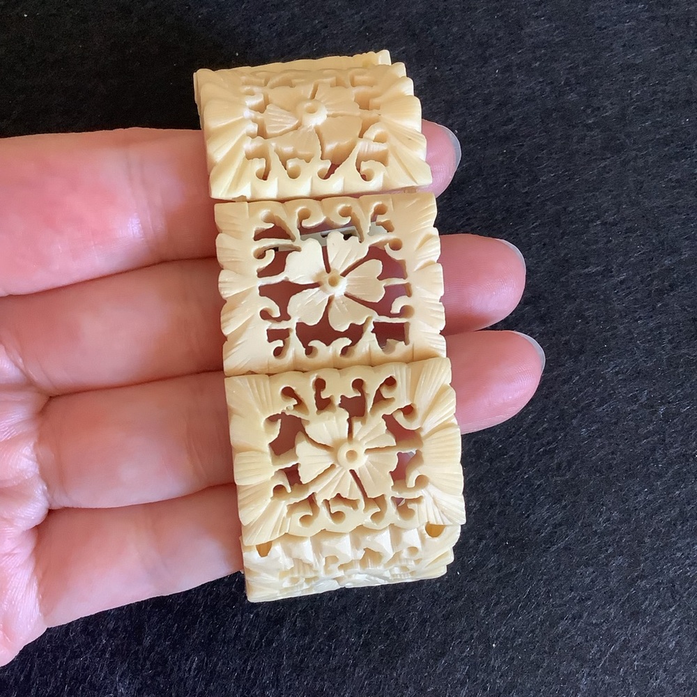 Vintage hand carved bone stretch bracelet.